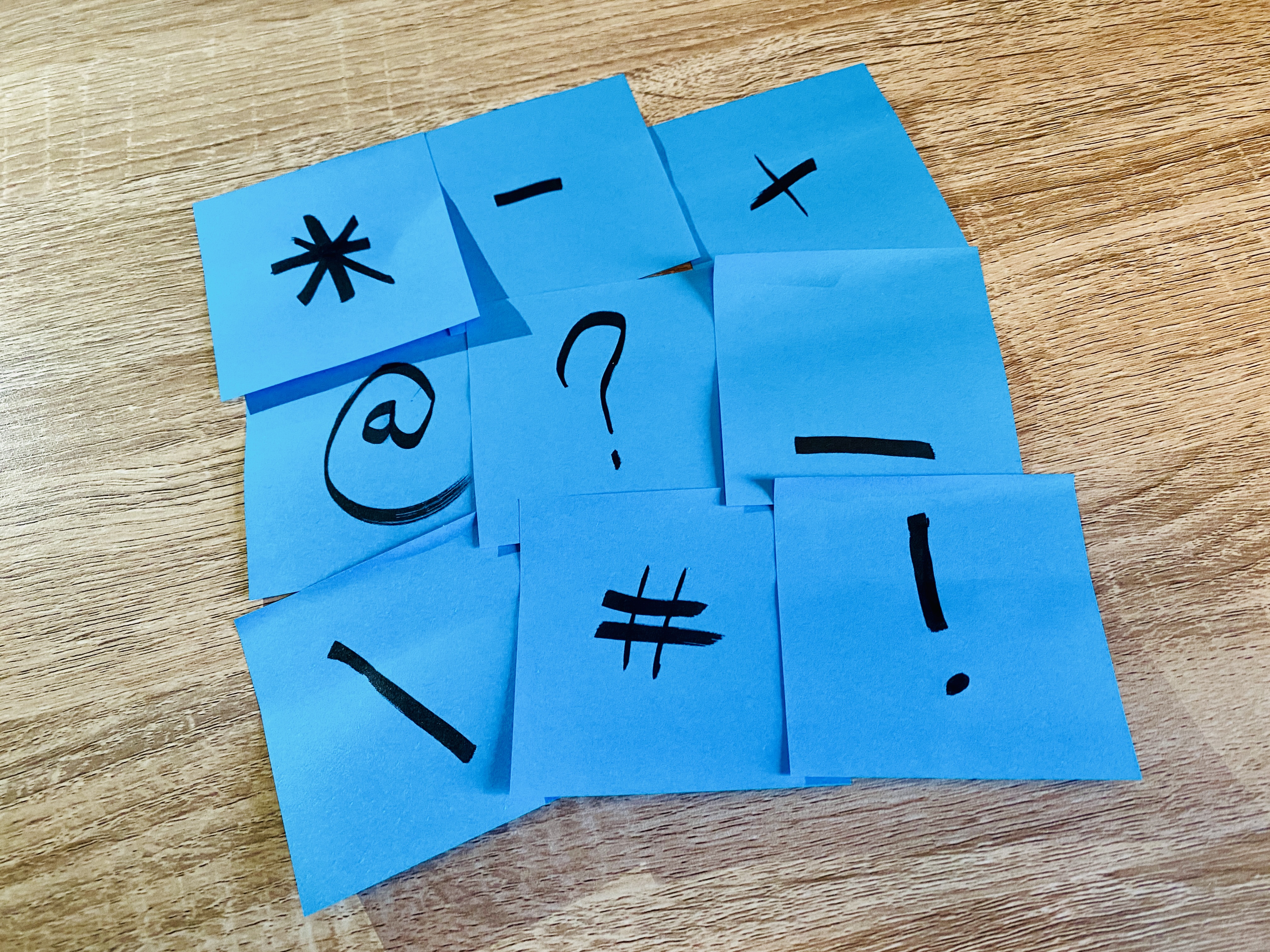 Comment dire les symboles clavier en anglais @ / – _ : guide complet